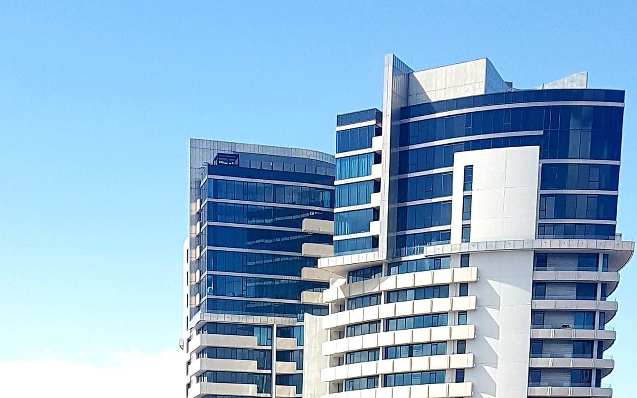 Comprar na planta com segurança: como avaliar a incorporadora antes de assinar