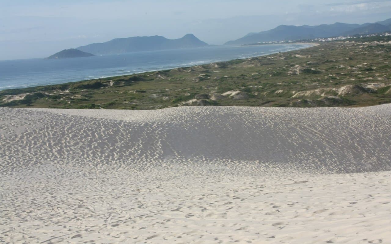 Joaquina: surfe, dunas e imóveis cobiçados em Florianópolis