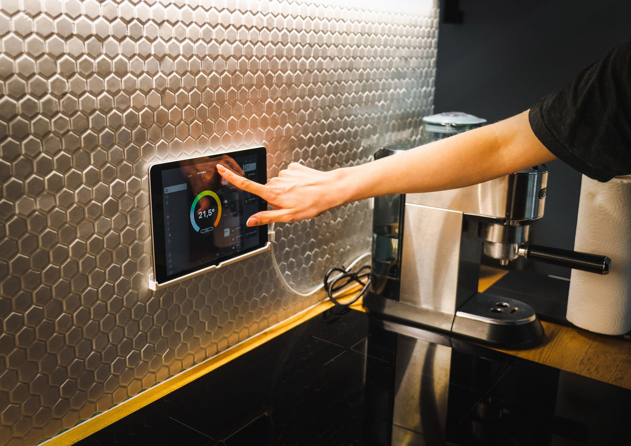 Casa inteligente e segurança: a tecnologia que o comprador de alto padrão espera